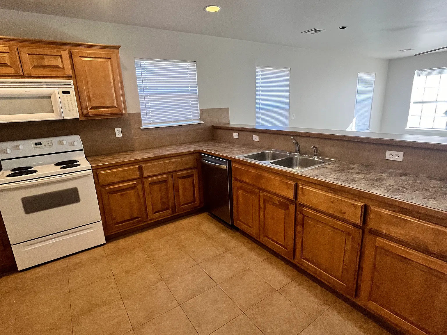 983 Clearwater Cir — Photo 4