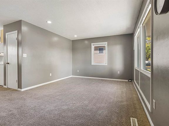 3rd image of 909 S 10th Ave