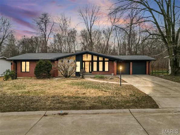 100 La Gorce Dr, Chesterfield, MO 63017