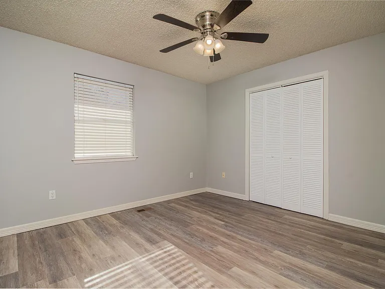 1910 Oak Hills Dr — Photo 7