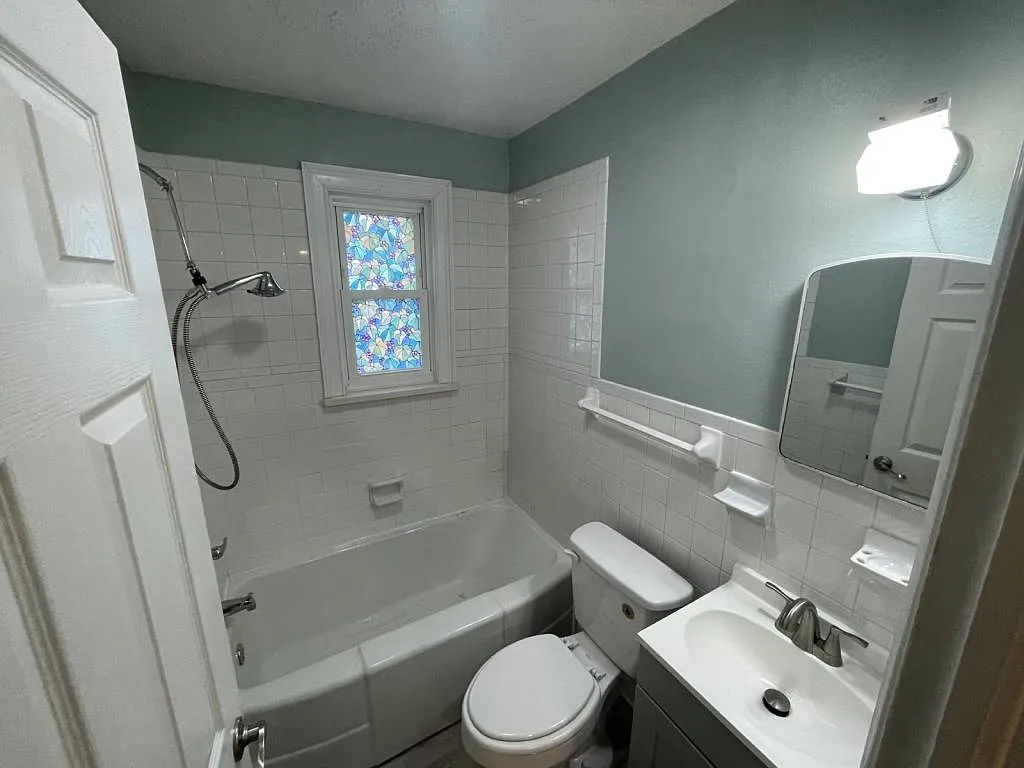 215 Carson Ct — Photo 4