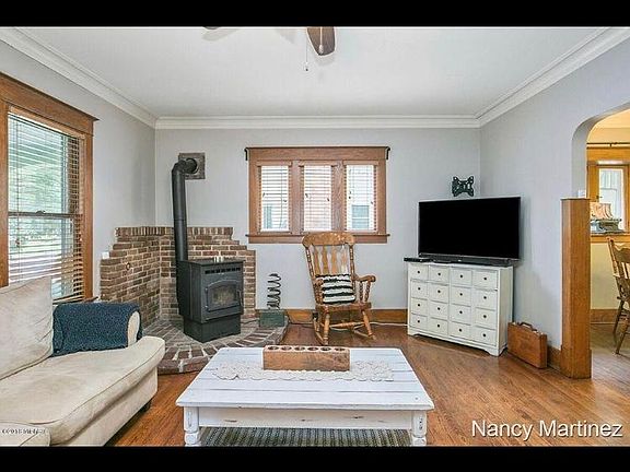 3rd image of 927 Calvin Ave SE