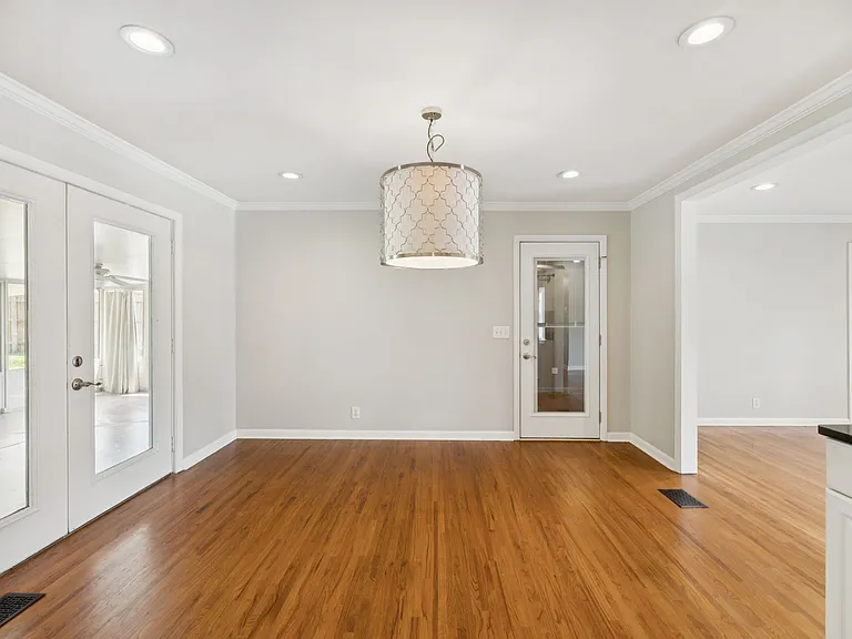 314 Derby Ln — Photo 10