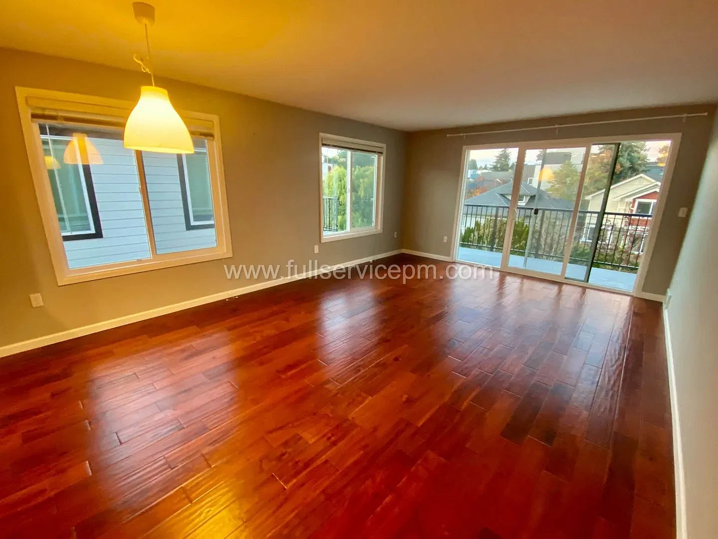 Watch the Sunsets! Ballard Condo w/large deck, Hardwood Floors & Walk-to-Everything Location — Photo 4