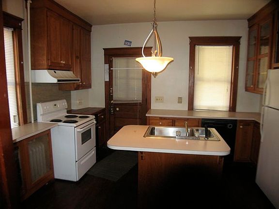 3rd image of 140 Railroad St