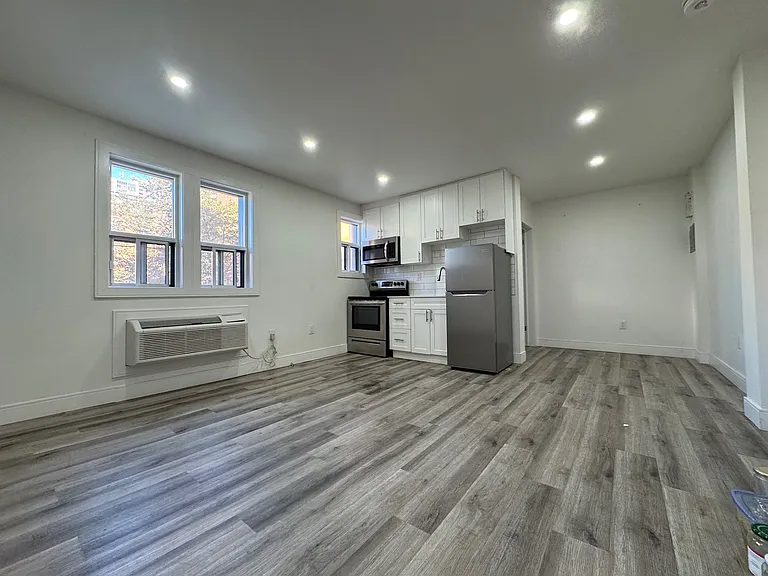 444 Park St W #204 — Photo 10