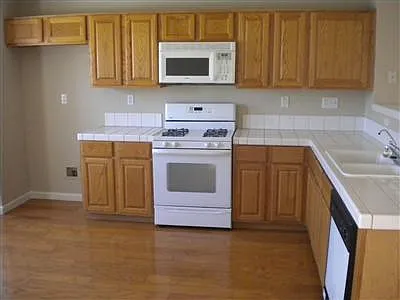 Building Photo - 301 Red Robin Dr