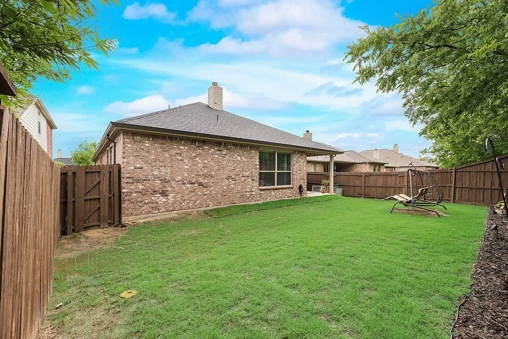 4 bed, 2.0 bath, 2011 sqft, $2,700 — Photo 3