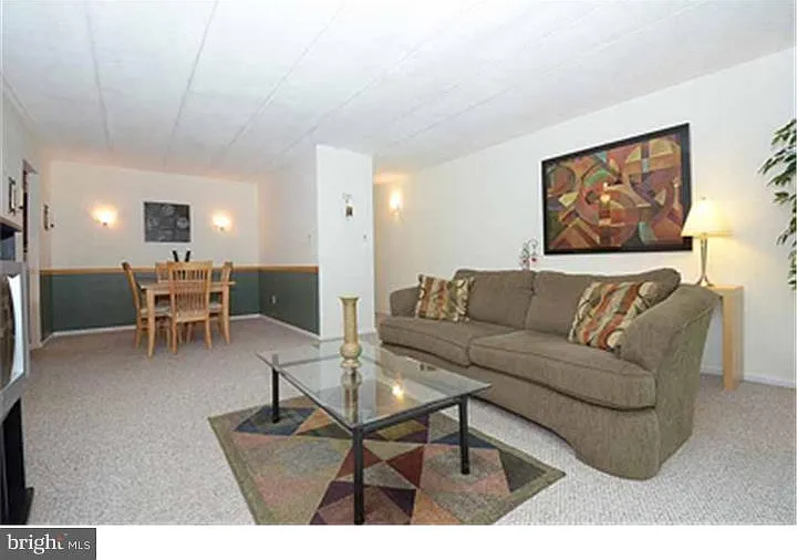 2 bed, 1.0 bath, 963 sqft, $1,820 — Photo 2