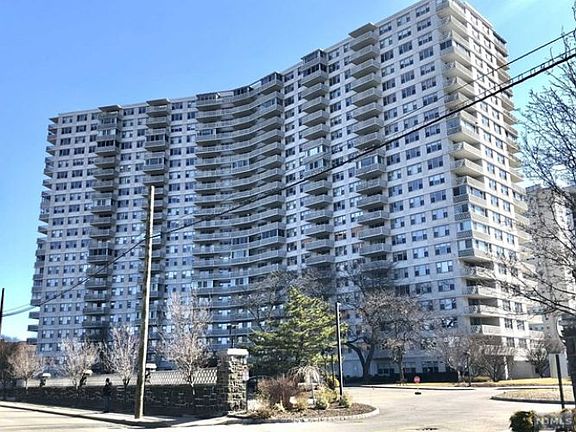 5th image of 2100 Linwood Ave APT 6D