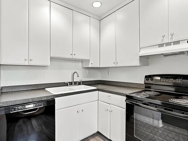 594-598 S Lincoln St — Photo 25
