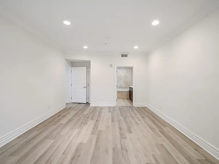 2306 Fox Hills Dr — Photo 23