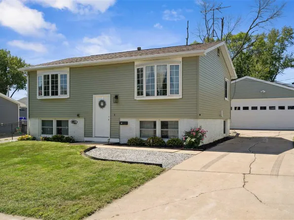 218 Lynda Dr NW, Cedar Rapids, IA 52405