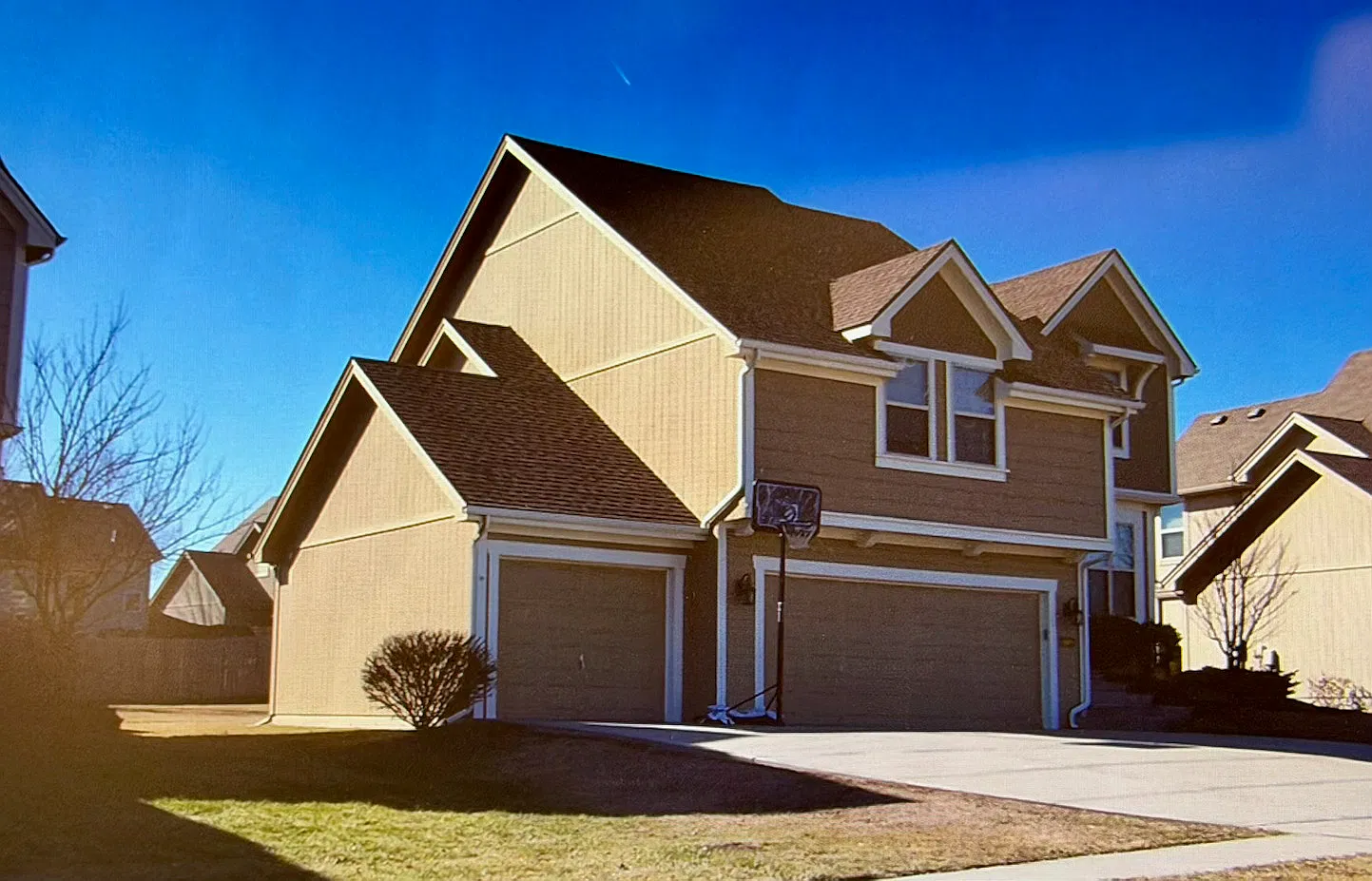4 bed, 2.5 bath, 2042 sqft, $2,650 — Photo 1