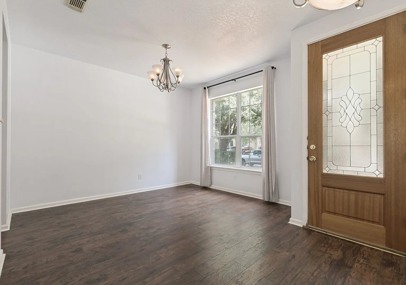 Charming 3 Bedroom 2.5 Baths located in Fall Creek! — Photo 4