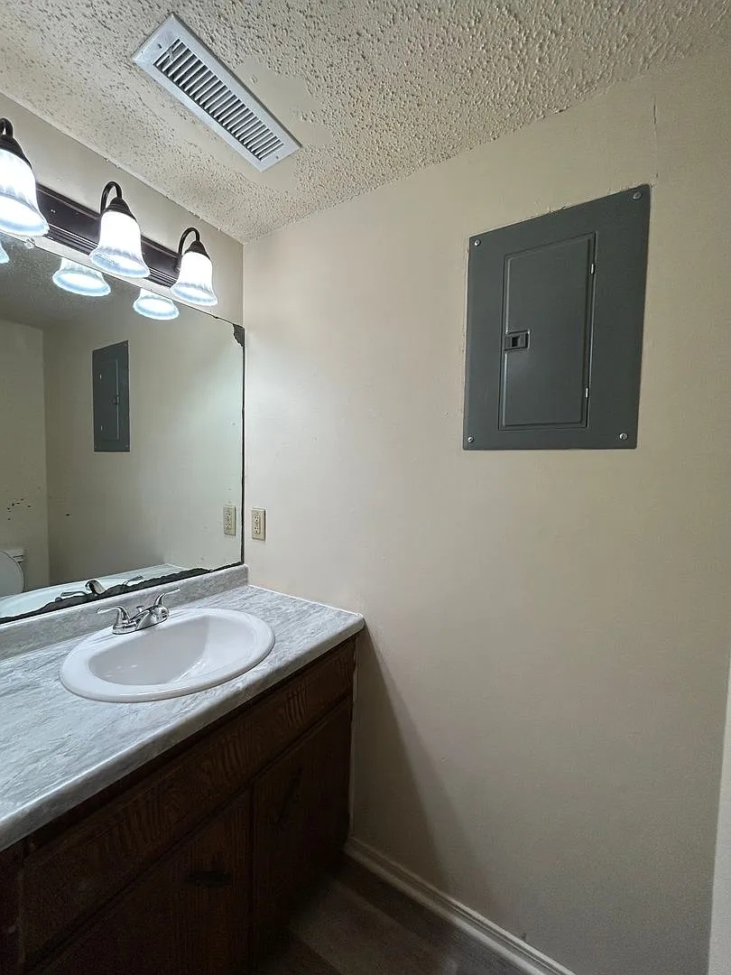 301 N Joplin Ave — Photo 4
