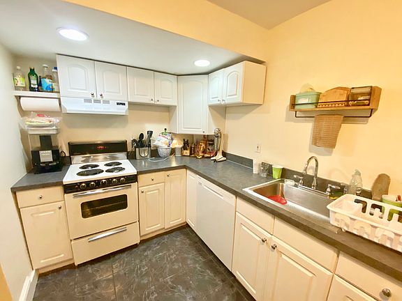3rd image of 525 Beacon St APT 0