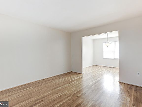 3rd image of 13811 Newport Ln