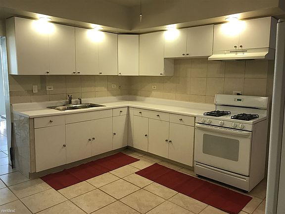 2nd image of 820 E 106th St #1