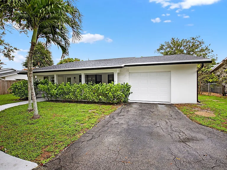 725 Heron Dr — Photo 3