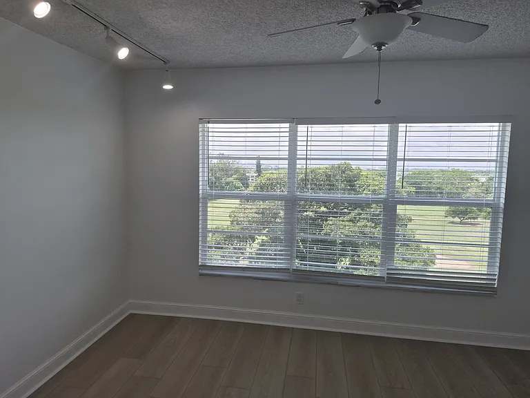 3050 N Palm Aire Dr #702 — Photo 37