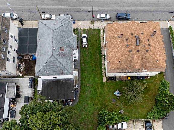 5th image of 610 Bradford Ave
