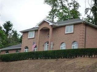400 Woodland Hills Dr, Pittsburgh, PA