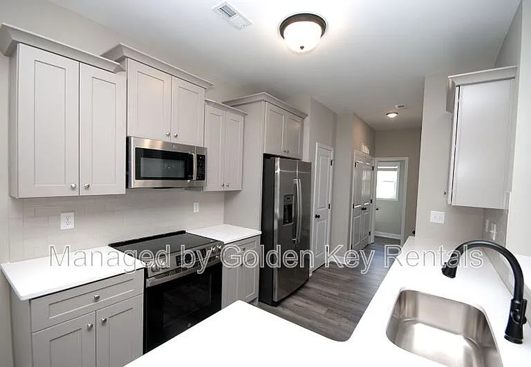 401 S Church St — Photo 4