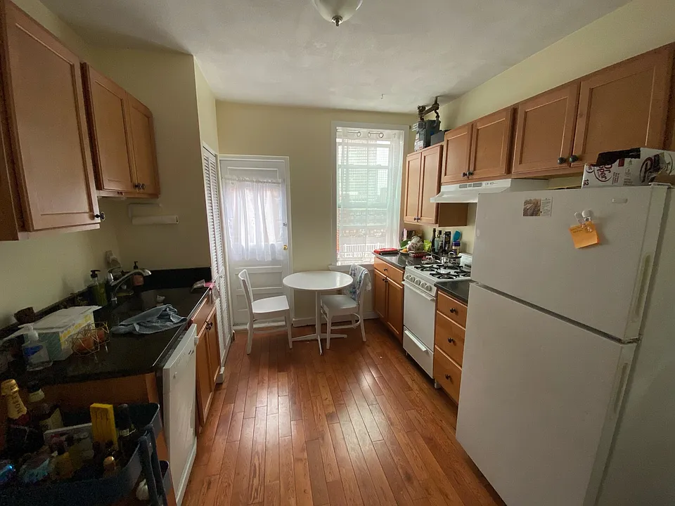 220 Hanover St #27F
