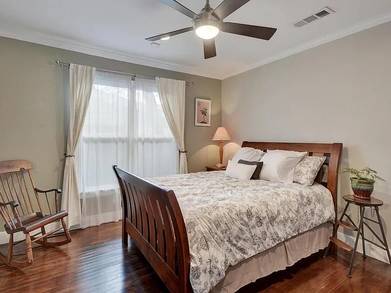 610 W North Loop Blvd — Photo 16
