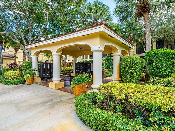 2nd image of 1615 Passion Vine Cir #13-1
