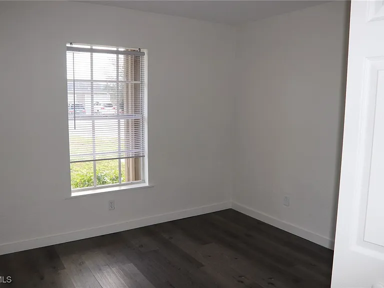 320 Harry Ave S — Photo 26