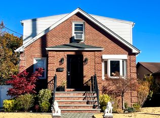 222 Centre Ave, Lindenhurst, NY 11757