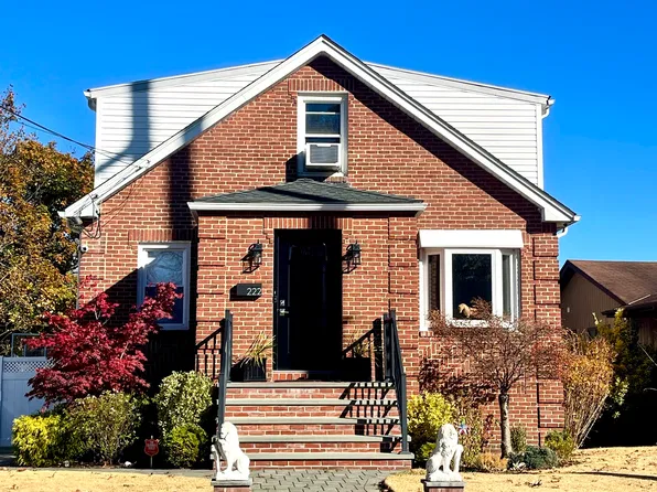 222 Centre Ave, Lindenhurst, NY 11757