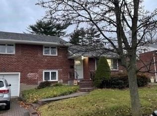 5 Sherwood Dr, Plainview, NY 11803