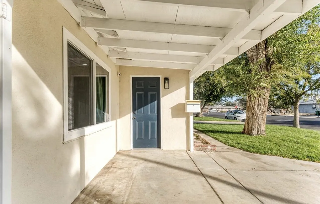 3 bed, 2.0 bath, 1424 sqft, $2,580 — Photo 3