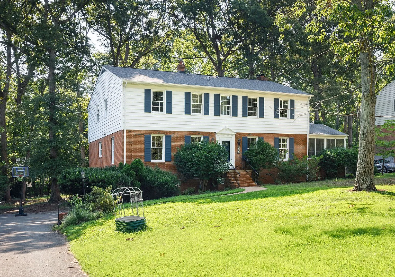 Large 5 Bedroom Home in Bon Air Available Mid August — Photo 2