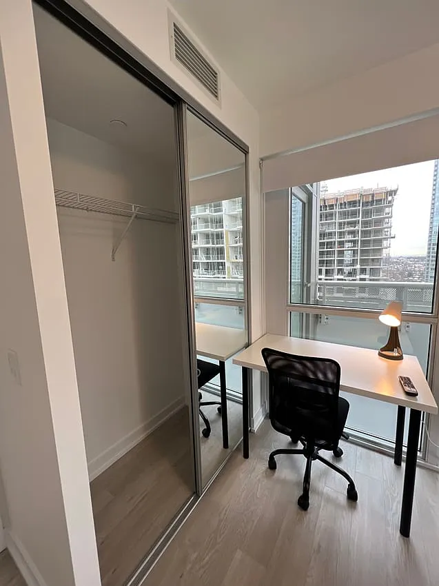 Deluxe Room - Dunfield Ave & Eglinton Ave E — Photo 4