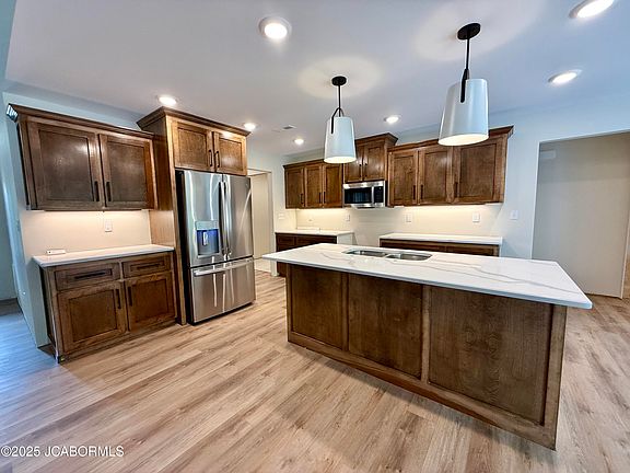 4th image of 348 Hazelwood Dr