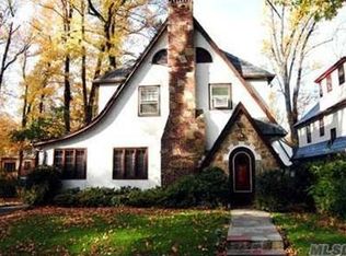 8 Station Rd, Great Neck, NY 11023