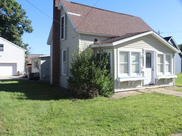 909 Bowes St SE, Lowell, MI 49331