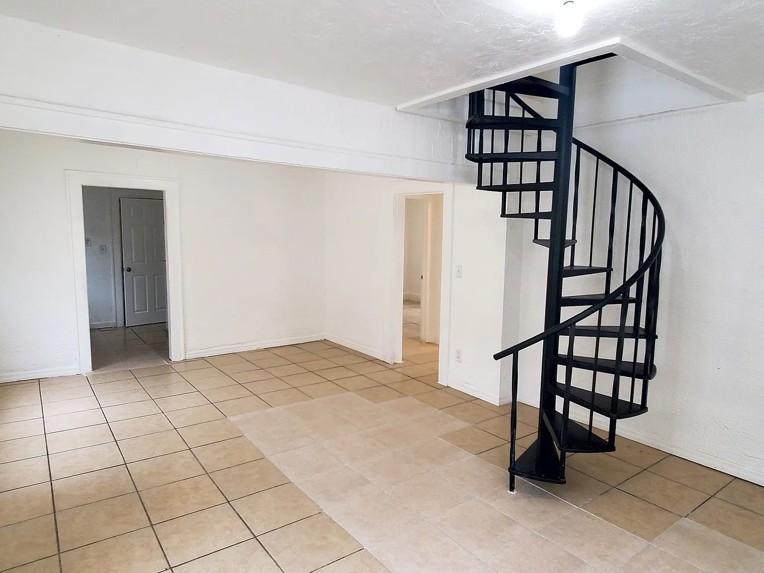 4 bed, 1354 sqft, $2,295 — Photo 3