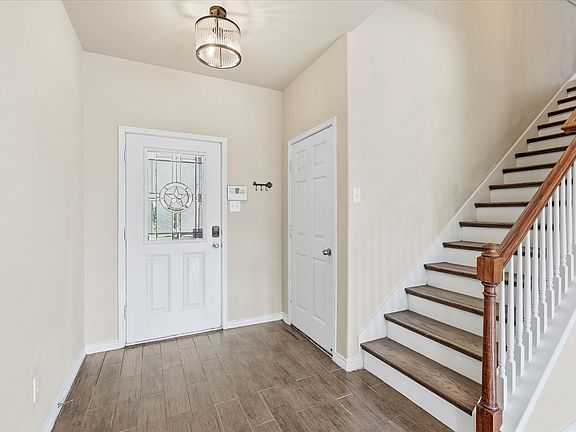 4th image of 207 Moonlight Dr