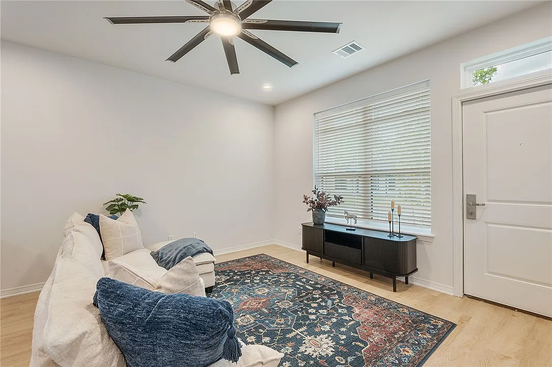 6 bed, 6.5 bath, 2446 sqft, $4,950 — Photo 2