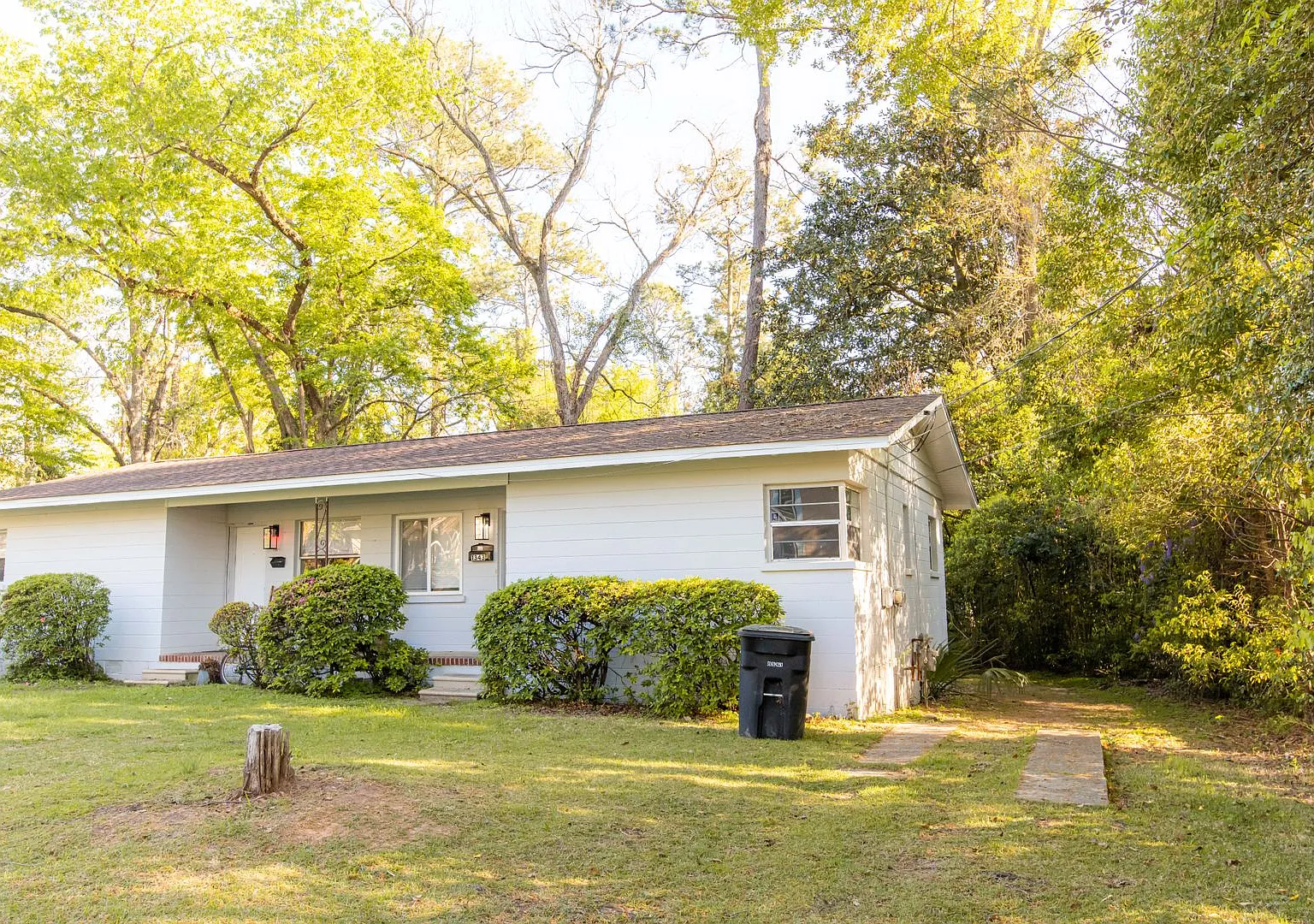 2 Bedroom / 1 Full Bath - — Photo 2