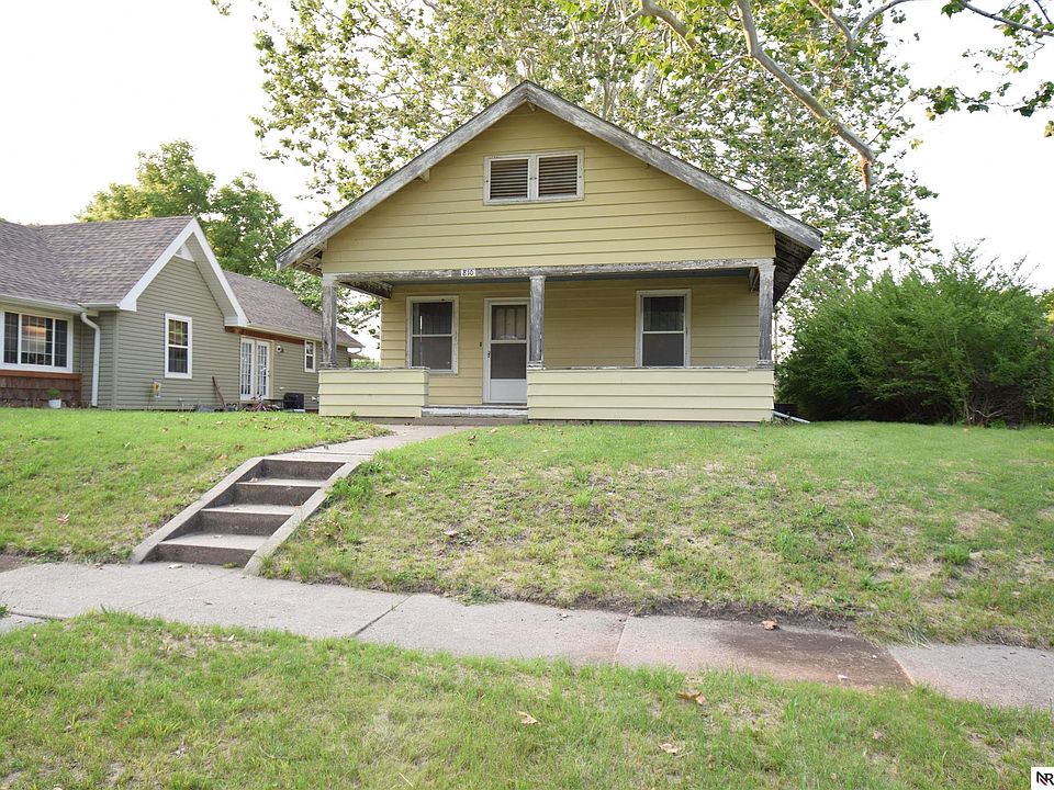1st image of 810 3rd Ave