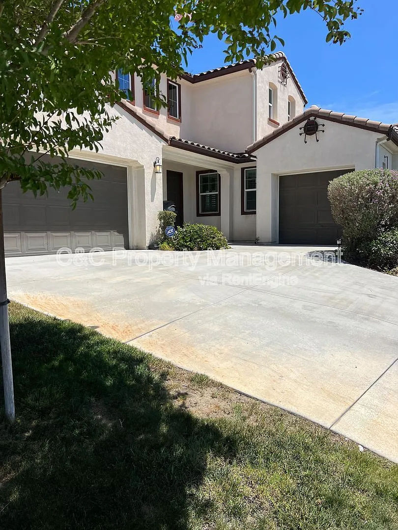 4 bed, 3.0 bath, 3287 sqft, $4,000 — Photo 2