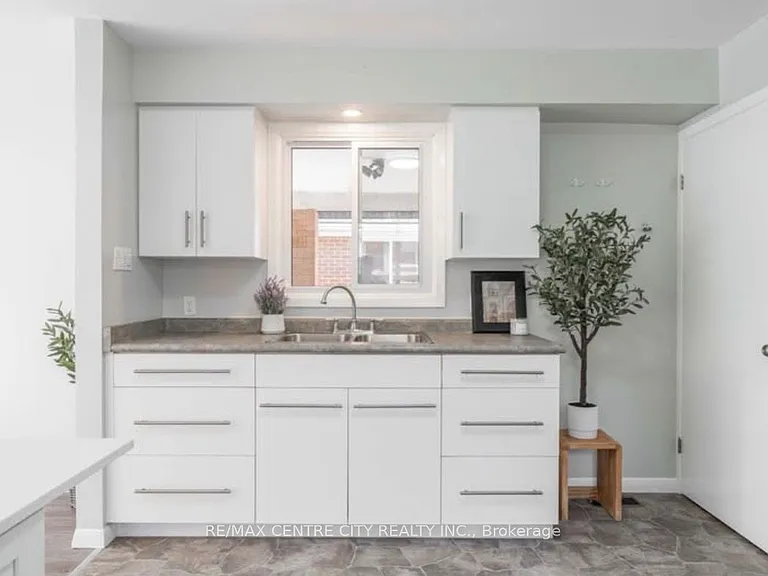 82 Emery St W — Photo 8