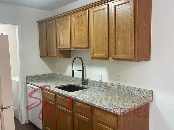 4th image of 982 W Oak St