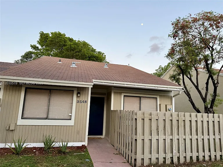 3548 NW 111th Ter — Photo 12